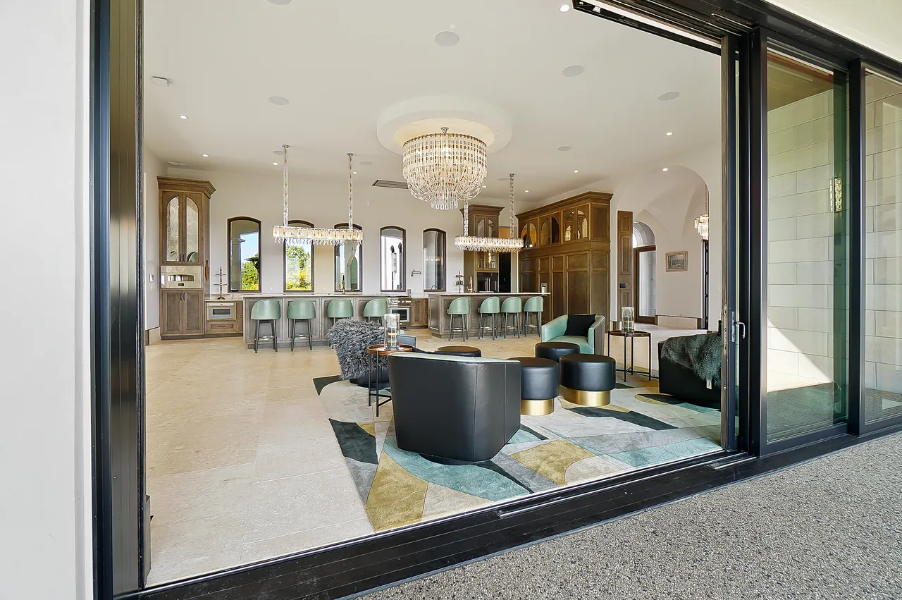 Filled & honed interior floor · Arizona